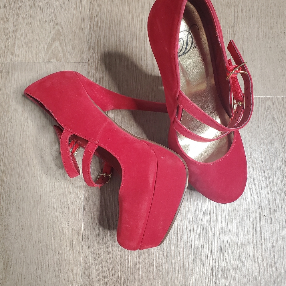 Shoes - Picture 3 of 9